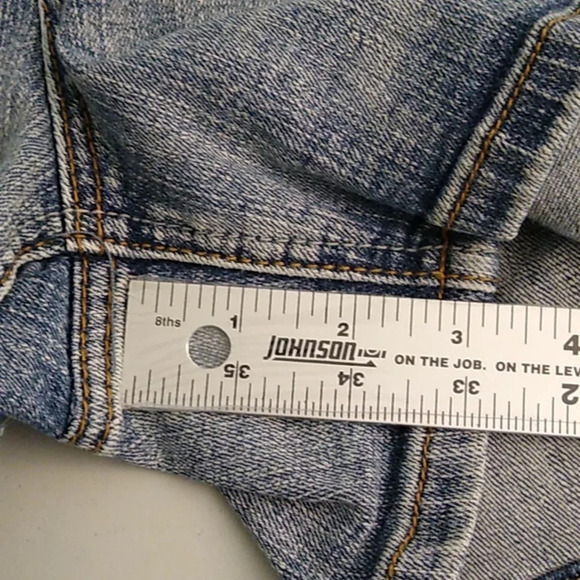 CATO DISTRESSED DENIM 5 POCKET 3" STRETCH MIDRISE JEAN SHORTS - Picture 4 of 5